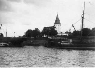 Statki w gdańskim porcie. W tle wieża-latarnia twierdzy.
Data wydarzenia: 1926-07. Fot. Narodowe Archiwum Cyfrowe