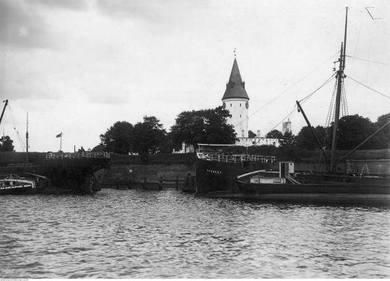 Zdjęcie Statki w gdańskim porcie. W tle wieża-latarnia twierdzy.
Data wydarzenia: 1926-07. Fot. Narodowe Archiwum Cyfrowe