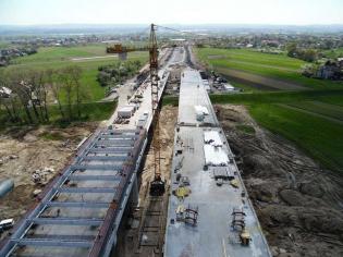 Budowa S7 od węzła Rybitwy (Christo Botewa) do węzła  Igołomska z przeprawą mostową przez Wisłę W Krakowie (kwiecień 2016 r.). Fot. www.s7botewaigolomska.pl