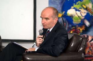 Robert Osikowicz prowadzi panel dyskusyjny na temat  stanu obecnego i perspektyw rozwoju płynów wiertniczych / fot. inzynieria.com