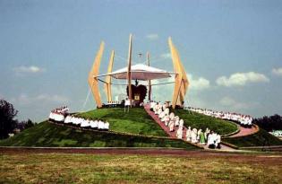 3. Ołtarz papieski w Elblągu (1999 r.)
Autorem projektu ziemnego kopca, na którym ustawiono papieski ołtarz, był prof. Szczepan Baum. W dekoracji wykorzystano motyw serca, które otoczono drewnianymi łukami, symbolizującymi dłonie wzniesione do modlitwy. 