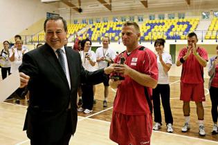 Spartakiada 2012 - turniej dwóch ogni - dekoracja zwycięzców / fot. z archiwum Katowickich Wodociągów S.A.