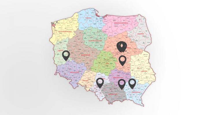 Zdjęcie Firma Haba Beton w ostatnim czasie dostarczyła swoje produkty do Rzeszowa, gdzie trwają prace, których celem jest rozbudowa al. Sikorskiego. Prace toczą się na odcinku o długości 2,32 km. Docelowo trasa zostanie poszerzona do czterech ruchu. Realizacja inwestycji wpłynie na zmniejszenie ruchu samochodowego w centrum miasta, a także zapewnienie lepszych warunków dojazdu do terenów przemysłowych. W ramach prac wykorzystane zostały rury DN800 z kinetą V-kształtną, a także betonowe studnie styczne DN1200.