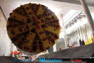 Umieszczenie TBM Anna w szybie - 04.04.2012 r. / fot. z archiwum AGP Metro Polska