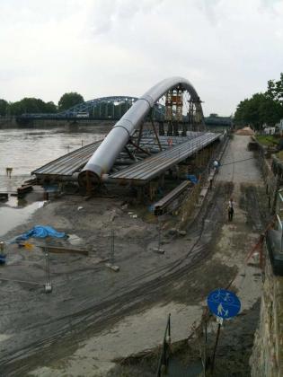 Budowa kładki - stan na 08.05.2010; fot.: inzynieria.com