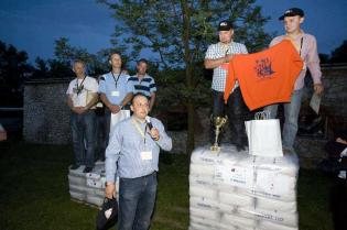 Uczestnicy Rodeo HDD 2011 po rozdaniu nagród / Od lewej: Załoga firmy Telprojmont, Dymitr Petrow-Ganew oraz zwycięska załoga firmy ZRB Janicki / fot. inzynieria.com