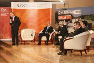 Debata publiczna pt. Beton a zrównoważone budownictwo. Od lewej: Tadeusz Mosz, Tomasz Rudnicki, Stefan Kuryłowicz, Tadeusz Syryjczyk, Marcin Peterlik, Konrad Jaskóła. Fot. inzynieria.com