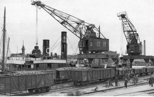 Załadunek węgla na statki. Data wydarzenia: 1926. Fot. Narodowe Archiwum