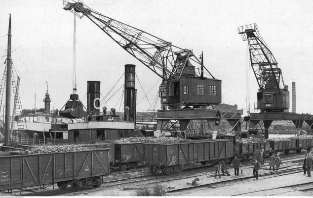 Zdjęcie Załadunek węgla na statki. Data wydarzenia: 1926. Fot. Narodowe Archiwum