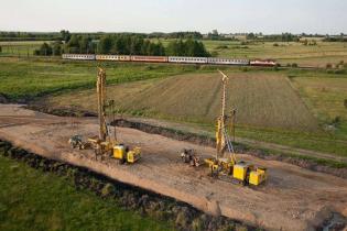 Modernizacja linii kolejowej E65/CE65 na odcinku Ciechanów-Mława (2011/2012). Zadanie obejmowało wzmocnienia słabego podłoża modernizowanej linii kolejowej za pomocą hybrydowych kolumn żwirowo-betonowych (KSS/FSS) oraz kolumn żwirowych (KSS) systemu Kelle