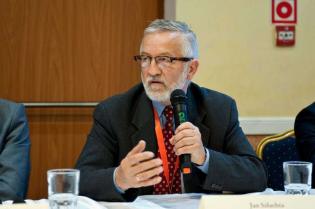 Panel dyskusyjny dotyczący technologii bezwykopowych w rehabilitacji przewodów grawitacyjnych. Od lewej: Jan Szlachta, Z-ca Dyrektora ds. Odbioru i Oczyszczania Ścieków, Miejskie Przedsiębiorstwo Wodociągów i Kanalizacji Spółka Akcyjna w Krakowie. Fot. Qu