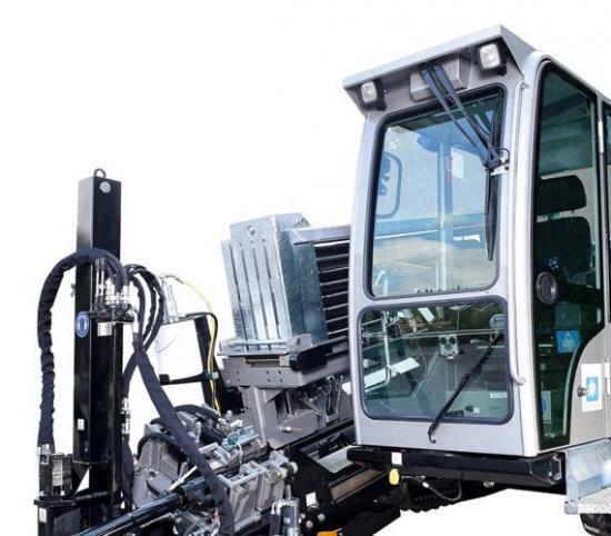 Zdjęcie Drezno: W centrum Drezna (Niemcy) zainstalowano 365 m rurociągów dla kabli światłowodowych. Na potrzeby realizacji konieczne było zainstalowanie rur osłonowych PE-HD OD50. W tym celu wykonano cztery przewierty o długościach: 54 m, 112 m, 100 m i 99 m. Wszystkie zrealizowano przy użyciu wiertnicy GRUNDODRILL 11XP.

