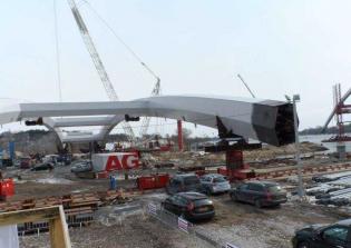 Montaż pierwszego łuku. 28 marca 2013 / fot. Link PR