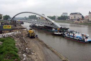 Przekładanie kładki nad Wisłą -  20.06.2010; fot.: INTOP Tarnobrzeg