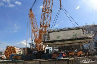 Opuszczanie części zaplecza do szybu startowego - 02.04.2012 r. / fot. z archiwum AGP Metro Polska