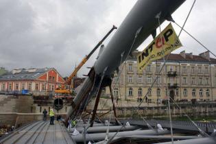 Przekładanie kładki nad Wisłą -  20.06.2010; fot.: INTOP Tarnobrzeg