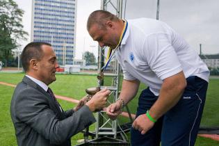 Spartakiada 2012 - rzut piłką lekarską mężczyzn - dekoracja zwycięzcy / fot. z archiwum Katowickich Wodociągów S.A.