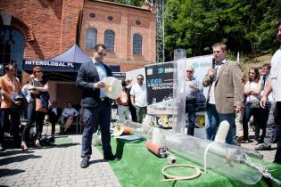 Montaż kształtki „kapeluszowej” utwardzanej promieniami UV – BLEJKAN S.A. / fot. Quality Studio dla www.inzynieria.com