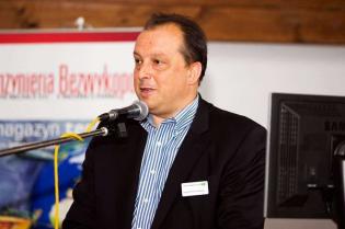 Dymitr Petrow-Ganew z firmy  Herrenknecht AG, omawia prace mikrotunelowe i tunelowe związane z projektem budowy Oczyszczalni Czajka w Warszawie / fot. inzynieria.com