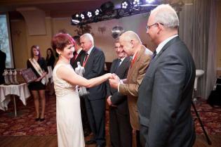 Urszula Stolarczyk z firmy Nawitel sp. z o.o. sp. k. odbiera gratulacje od prof. dra hab. inż. Adama Wysokowskiego, prof. Uniwersytetu Zielonogórskiego / fot. Quality Studio dla www.inzynieria.co