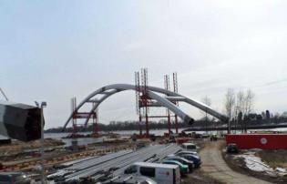 Montaż pierwszego łuku. 28 marca 2013 / fot. Link PR