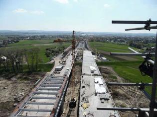 Budowa S7 od węzła Rybitwy (Christo Botewa) do węzła  Igołomska z przeprawą mostową przez Wisłę W Krakowie (kwiecień 2016 r.). Fot. www.s7botewaigolomska.pl