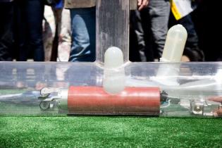 Montaż kształtki „kapeluszowej” utwardzanej promieniami UV – BLEJKAN S.A. / fot. Quality Studio dla www.inzynieria.com