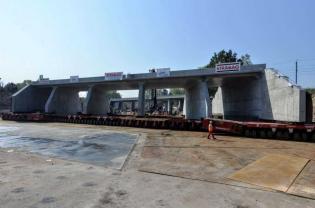 W ten sposób znacznie krótszy jest czas wyłączenia ruchu kolejowego – nie kilka miesięcy (które byłyby potrzebne na budowę tunelu „klasyczną” metodą, czyli od razu w nasypie kolejowym), a kilkanaście dni (od 5 do 22 września). Fot. R. Motyl