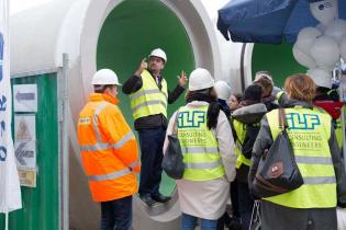 Pokaz odcinka kanalizacji zbudowanego z rur żelbetowych z okładziną PEHD o profilu jajowym – największych z oferty HABA-Beton. Na zdjęciu (w środku) Marcin Cwielong/HABA-Beton. Fot. Quality Studio