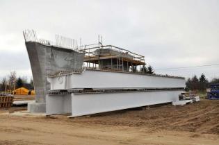 Dźwigary konstrukcji stalowej estakady E-3. Stan na listopad 2011 / fot. Link PR