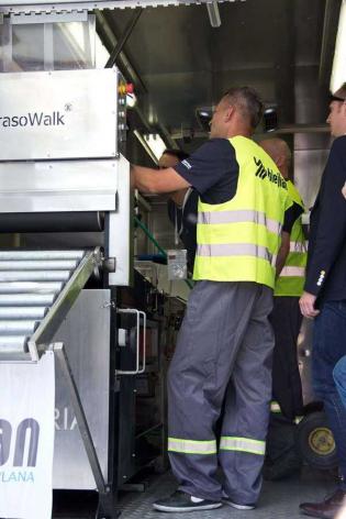 Pokaz firmy BLEJKAN S.A. Proces nasączania rękawa na placu budowy / fot. Quality Studio dla www.inzynieria.com