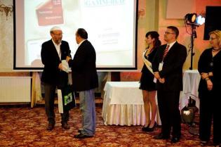 Marek Mathea z firmy HOBAS System Polska sp. z o.o. odbiera nagrodę za zwycięstwo w zawodach w jeździe pojazdami typu segway z rąk Dymitra Petrowa-Ganewa z firmy Herrenknecht AG. Fot. Quality Studio dla www.inzynieria.com