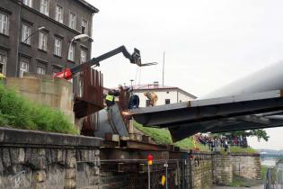 Przekładanie kładki nad Wisłą -  20.06.2010; fot.: INTOP Tarnobrzeg
