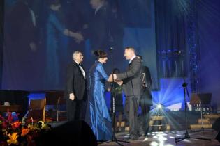 Prof. dr hab. inż. Wojciech Radomski,  Grażyna Czopek - Przewodnicząca Małopolskiego Oddziału ZMRP, Wojciech Ciejka - laureat nagrody w kategorii Budowniczy Roku. Fot. www.inzynieria.com