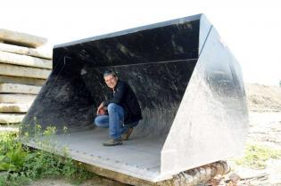 Łyżka do transportu kompostu, w środku: Marek Drozdowski. fot. Martin&Jacob sp. z o.o.