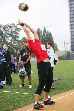 Spartakiada 2012 - rzut piłką lekarską kobiet / fot. z archiwum Katowickich Wodociągów S.A.