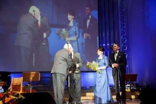 Andrzej Ryżyński odbiera nagrodę z rąk prof. dr hab. inż. Kazimierza Furtaka, Grażyna Czopek - Przewodnicząca Małopolskiego Oddziału ZMRP, Tomasz Szuba - Wiceprzewodniczący Małopolskiego Oddziału ZMRP. Fot. www.inzynieria.com