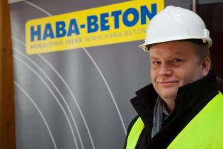 V-ce Prezes Josef Mayerhofer, HABA-Beton Johann Bartlechner sp. z o.o. podczas wycieczki po fabryce. Fot. www.inzynieria.com