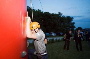 Uczestnicy Konferencji rywalizują na czas na sztucznej ściance wspinaczkowej podczas biesiady grillowej