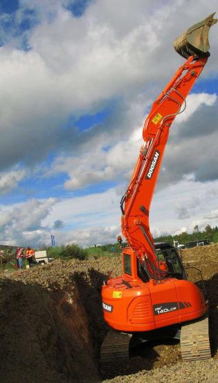 Koparka gąsienicowa DX 140 LCR w całej okazałości