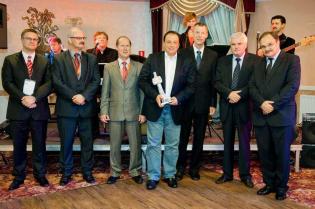 Od lewej: Paweł Kośmider z Wydawnictwa INŻYNIERIA sp. z o.o., dr inż. Dariusz Zwierzchowski z Wyższej Inżynierskiej Szkoły Bezpieczeństwa i Organizacji Pracy, prof. dr hab. inż. Marian Kwietniewski z Politechniki Warszawskiej, Dymitr Petrow-Ganew z firmy 