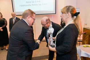 Dr hab. inż. Maciej Kumor, prof. UTP wręcza Nagrodę TYTAN laureatom: Robertowi Sołtysikowi i Iwonie Rauk-Stępień z firmy Soley sp. z o.o. / fot. Quality Studio dla www.inzynieria.com