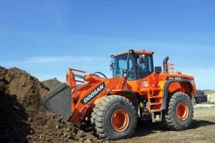 Ładowarka DL 420 przy pracy. fot. Martin&Jacob sp. z o.o.