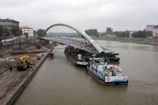 Przekładanie kładki nad Wisłą -  20.06.2010; fot.: INTOP Tarnobrzeg