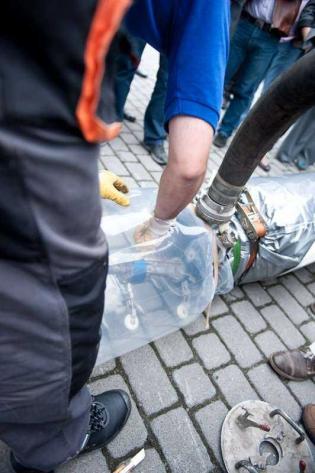 Pokaz na żywo - proces instalacji wykładziny CIPP firmy Brandenburger utwardzanej promieniami UV - Artur Bakaj, Grzegorz Owczarek, PPHU 