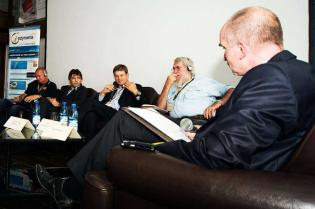 Panel dyskusyjny na temat  stanu obecnego i perspektyw rozwoju płynów wiertniczych. Eksperci (od lewej): Marcel Bijleveld - Cebo Holland BV, Jacek Jawoski - Hekobentonity sp. z o.o., Krzysztof Czudec - HEADS sp. z o.o., Frank Canon - Baroid Industrial Dri