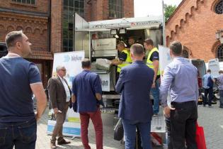 Pokaz firmy BLEJKAN S.A. Proces nasączania rękawa na placu budowy / fot. Quality Studio dla www.inzynieria.com