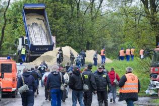 odbudowa wału przeciwpowodziowego w okolicy ul. Wioślarskiej - w akcji udział biorą żołnierze, straż pożarna i wolontariusze