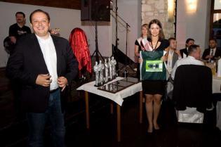 Dymitr Petrow-Ganew z firmy Herrenknecht AG - sponsor nagrody w postaci netbooka za uzyskanie najlepszego czasu we wspinaniu się na sztuczną ściankę podczas biesiady grillowej