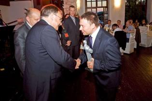 Tomasz Daniłoś - Prezes Zarządu firmy INFRA S.A. przyjmuje gratulacje od  członków Jury - dr inż. Karola Ryża z Politechniki Krakowskiej i dr hab. inż. Adama Wysokowskiego, prof. Uniwersytetu Zielonogórskiego za otrzymanie przez konsorcjum firm: INFRA S.A